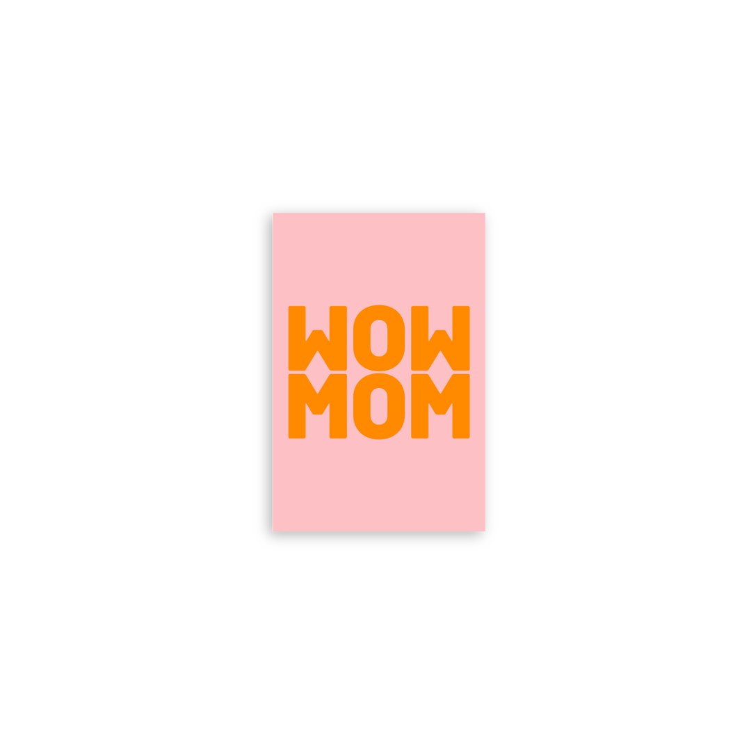 Mini-Postkarte mit orangem Schriftzug Wow Mom auf Rosa