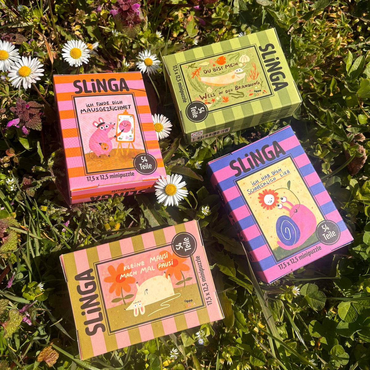 Mehrere Minipuzzles im Gras