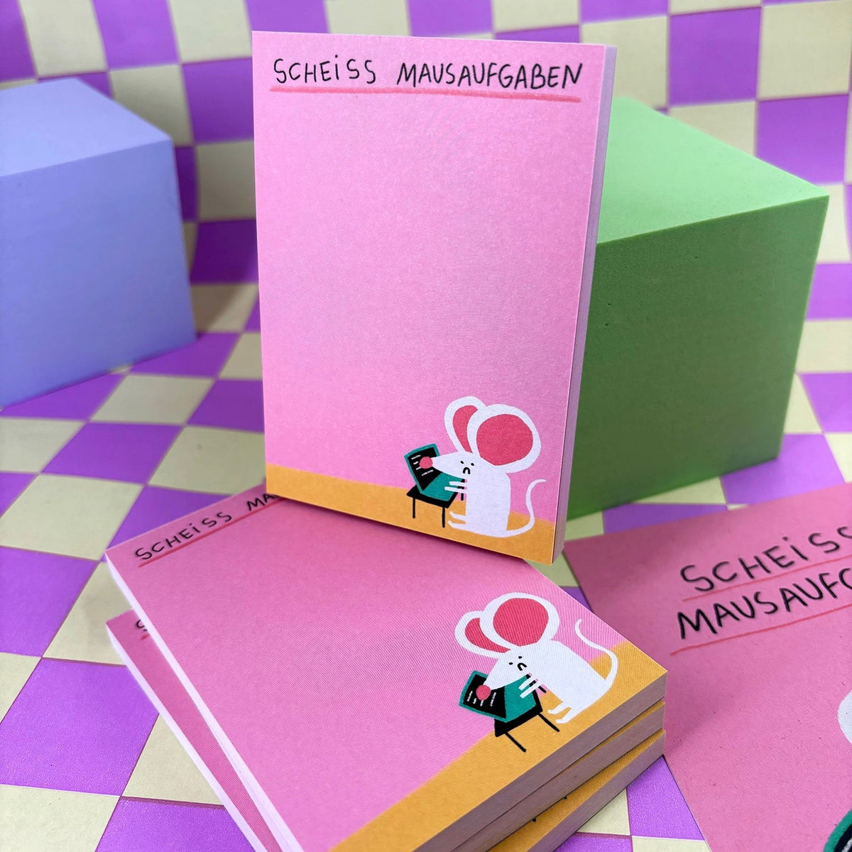 Rosa Notizblock mit Maus am Schreibtisch und Schriftzug Scheiß Mausaufgaben