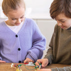 Zwei Kinder bauen einen Stromkreis