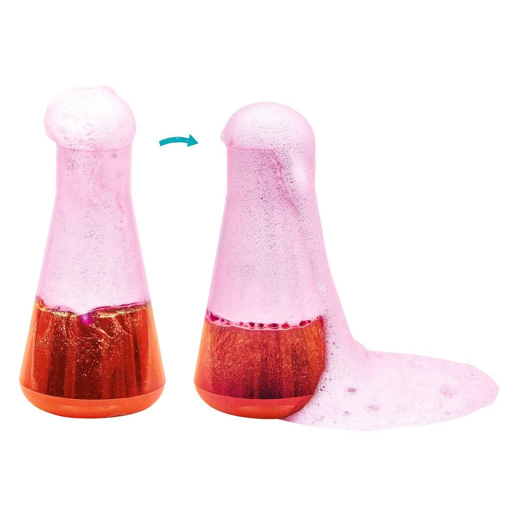 Zwei schäumende Gläser, rosa Schaum quillt heraus