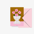 Postkarte mit rosa Blumen in weißer Vase