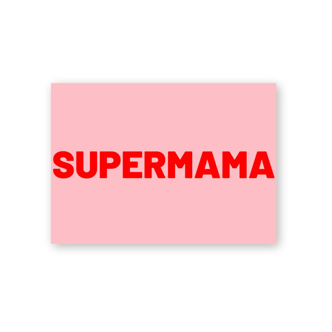 Postkarte mit rotem Schriftzug Supermama auf Rosa