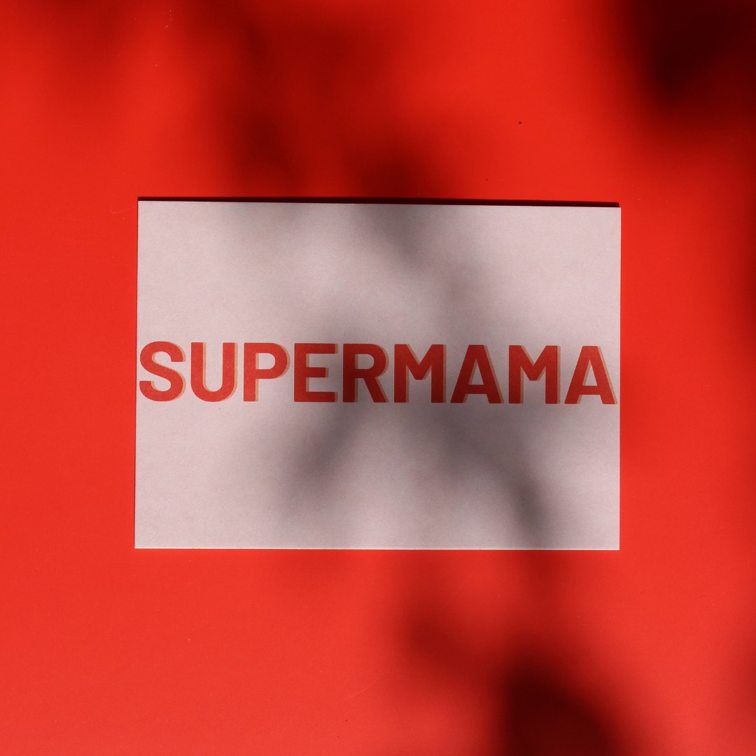 Postkarte Supermama auf Rot