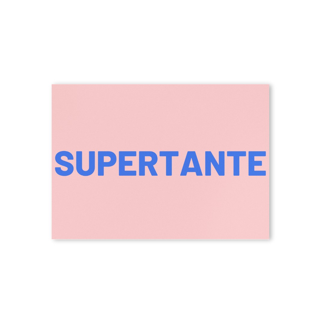 Postkarte mit blauem Schriftzug Supertante auf Rosa