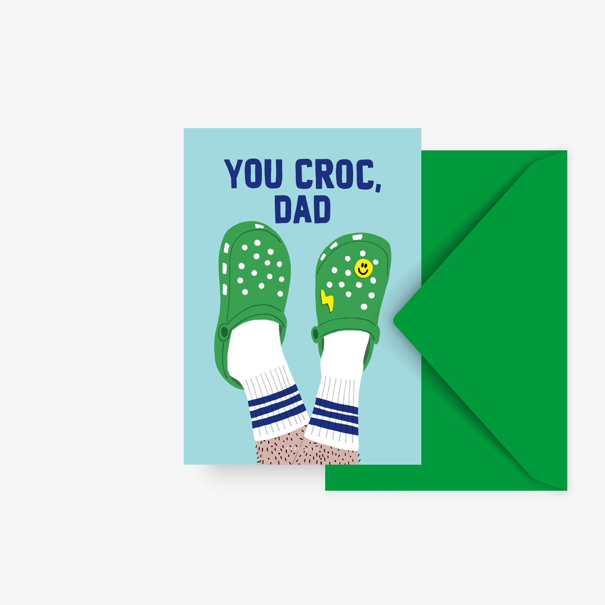 Postkarte You Croc, Dad mit Füßen in grünen Clogs und Tennissocken, grüner Umschlag
