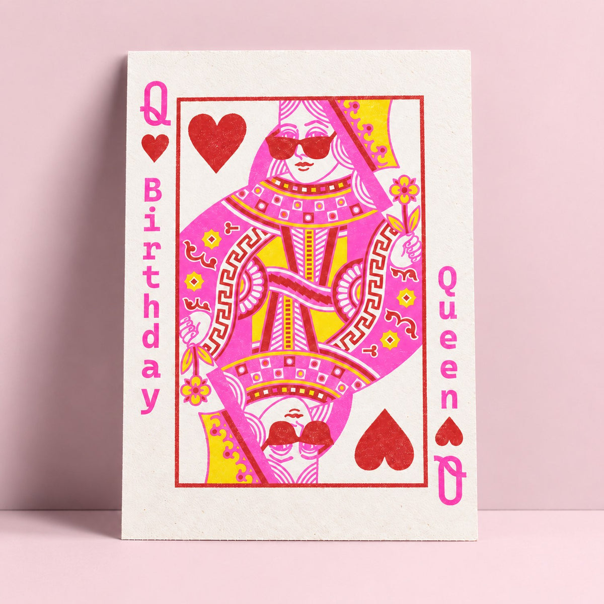 Risokarte Birthday Queen mit Herz-Dame und Sonnenbrille an rosa Wand