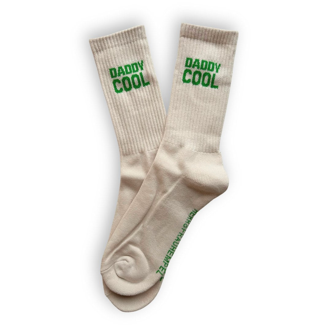 Beige Socken mit grünem Schriftzug Daddy Cool