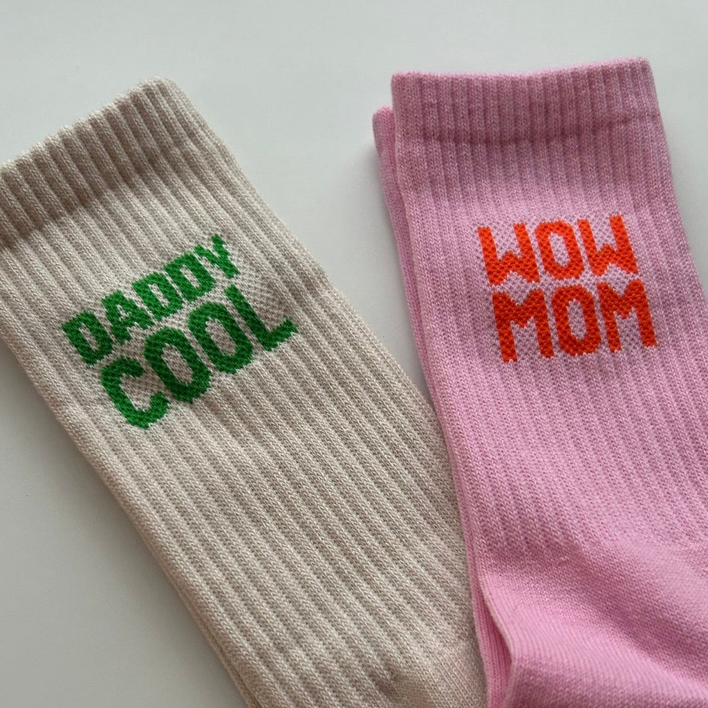 Socken Daddy Cool und Wow Mom nebeneinander, Nahaufnahme