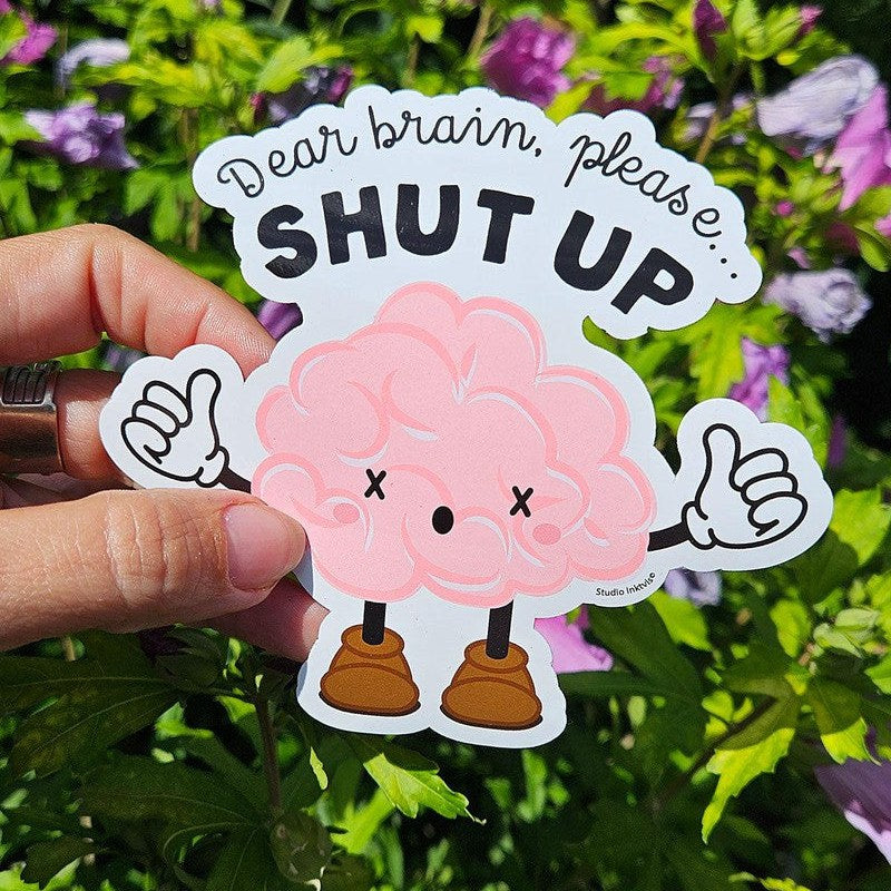 Sticker in der Hand vor Grün