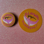 Sticker neben einem Button auf Rosa