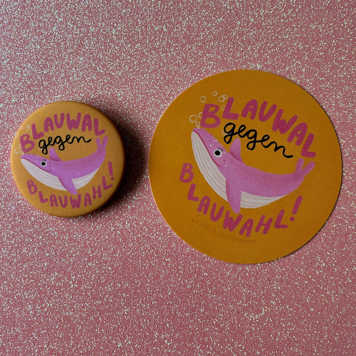 Sticker neben einem Button auf Rosa