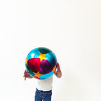 Kind trägt den Sternenballon