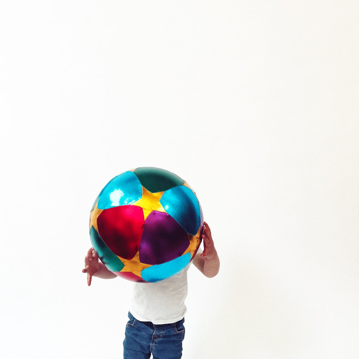 Kind trägt den Sternenballon