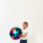 Kind mit Sternenballon von der Seite