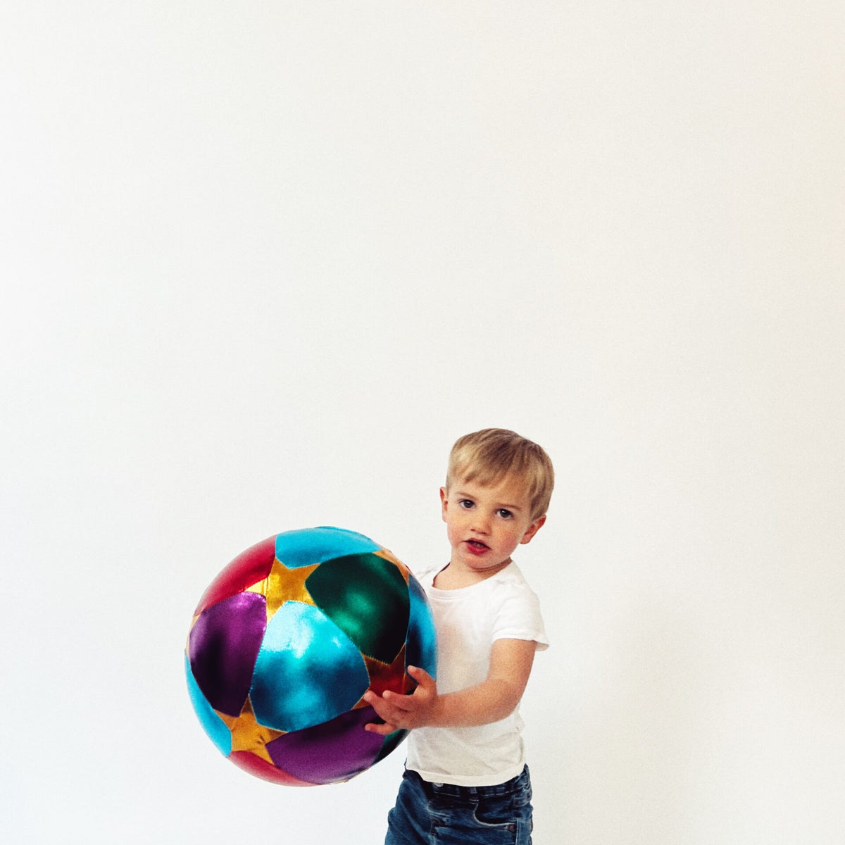 Kind mit Sternenballon von der Seite