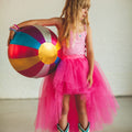 Mädchen mit Zirkusballon von der Seite