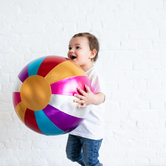 Kleinkind trägt den Zirkusballon