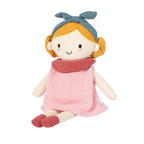 Stoffpuppe Lina sitzend im rosa Kleid mit roten Schuhen