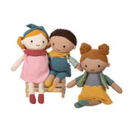 Die drei Stoffpuppen Lina, Leo und Maya gemeinsam auf einer Holzbank