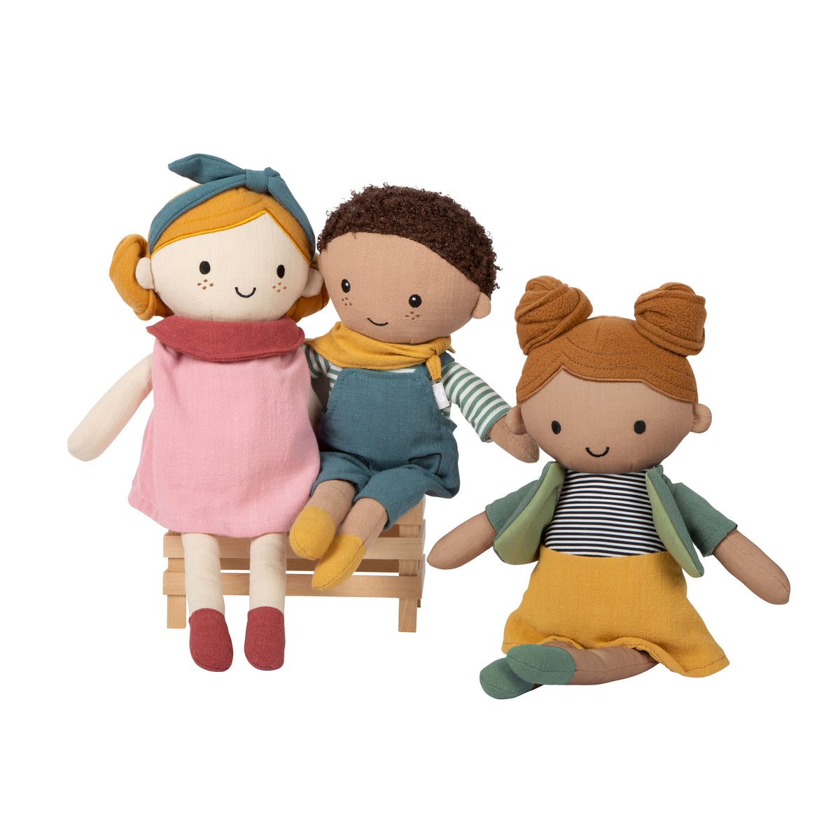 Die drei Stoffpuppen Lina, Leo und Maya gemeinsam auf einer Holzbank