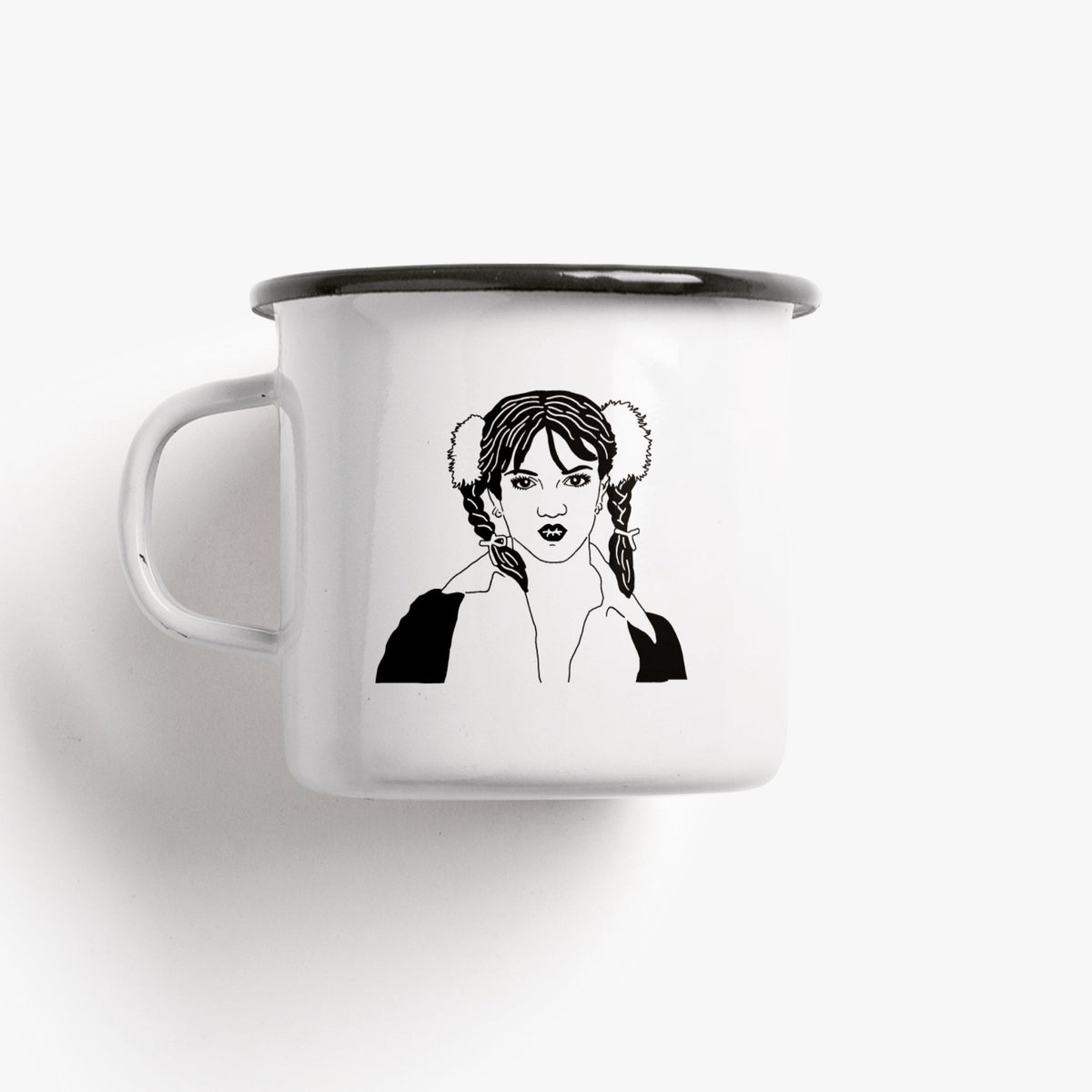 Emailletasse mit gezeichneter Frau