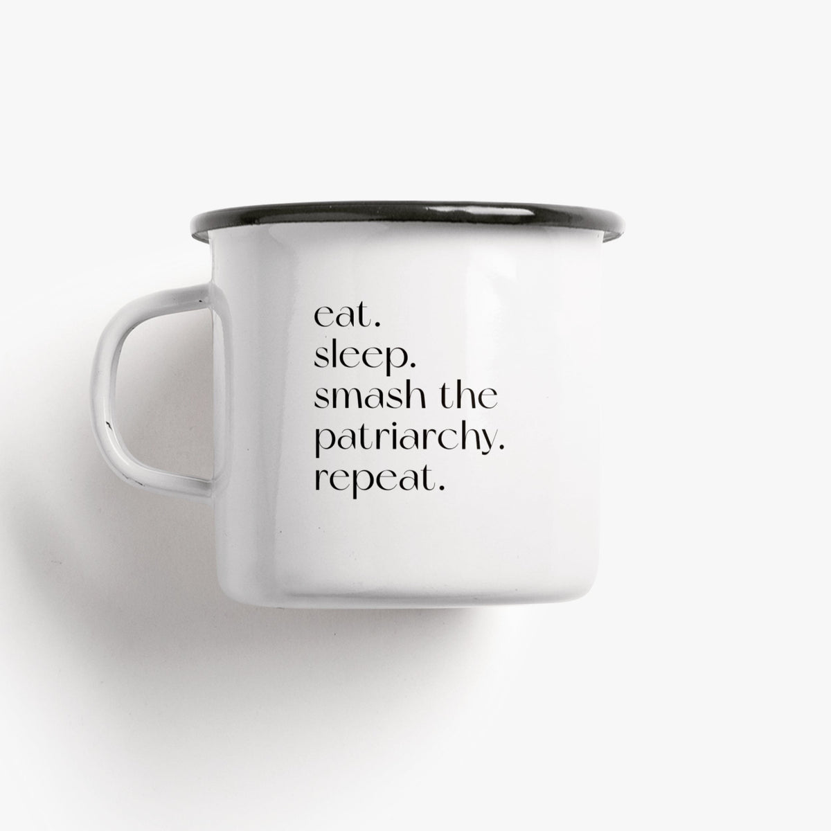 Emailletasse mit Aufdruck Eat, sleep, smash the patriarchy, repeat