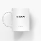 Weiße Keramiktasse mit Aufdruck Bad Ass Woman