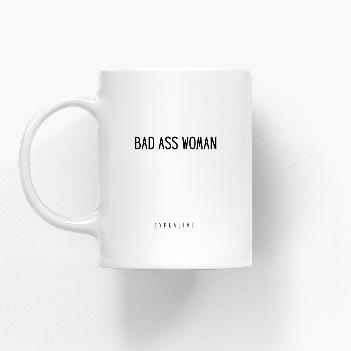 Weiße Keramiktasse mit Aufdruck Bad Ass Woman