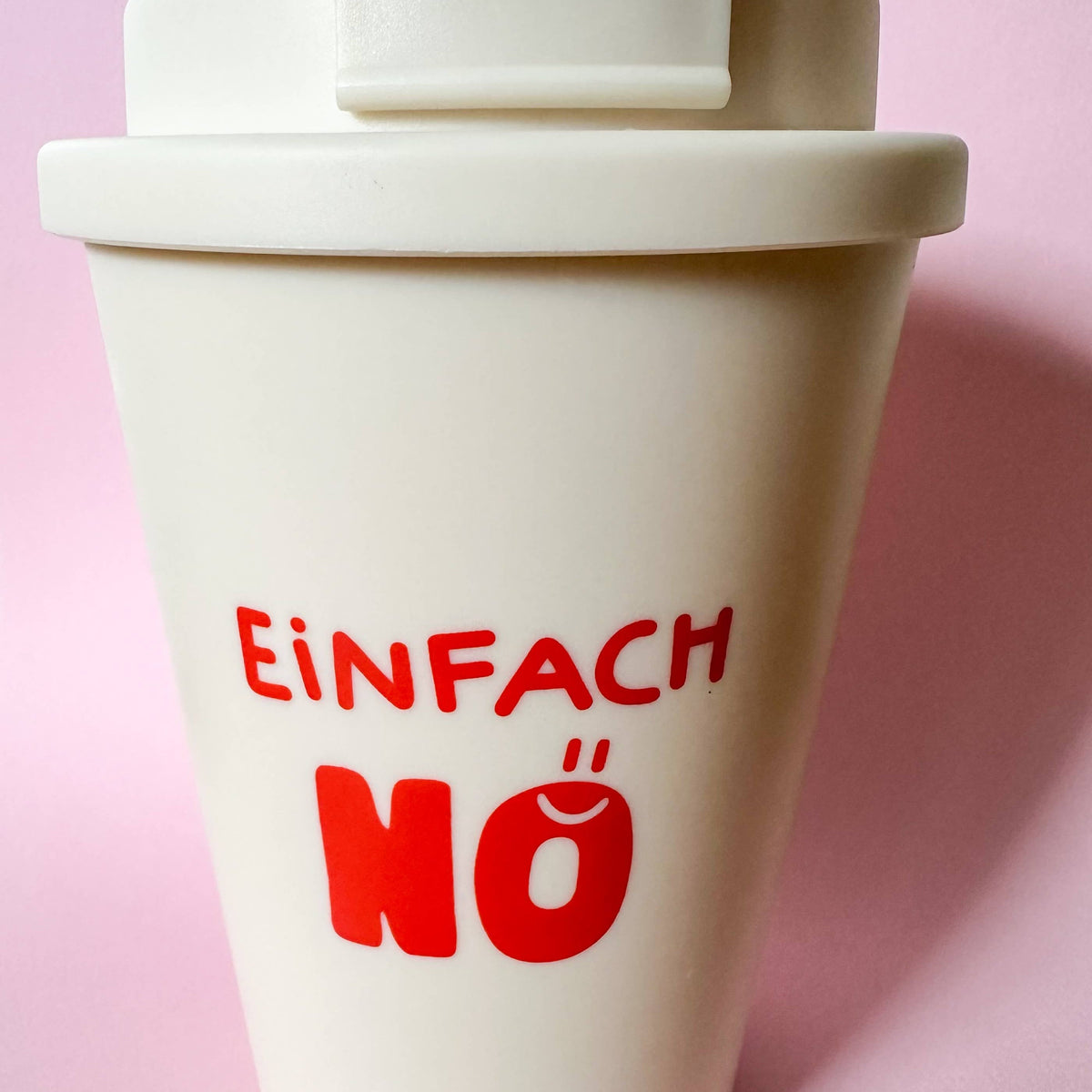 To-go-Becher Einfach Nö vor Rosa, Nahaufnahme
