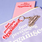 Lila Etui mit Schriftzug und To-do-Block in der Nahaufnahme