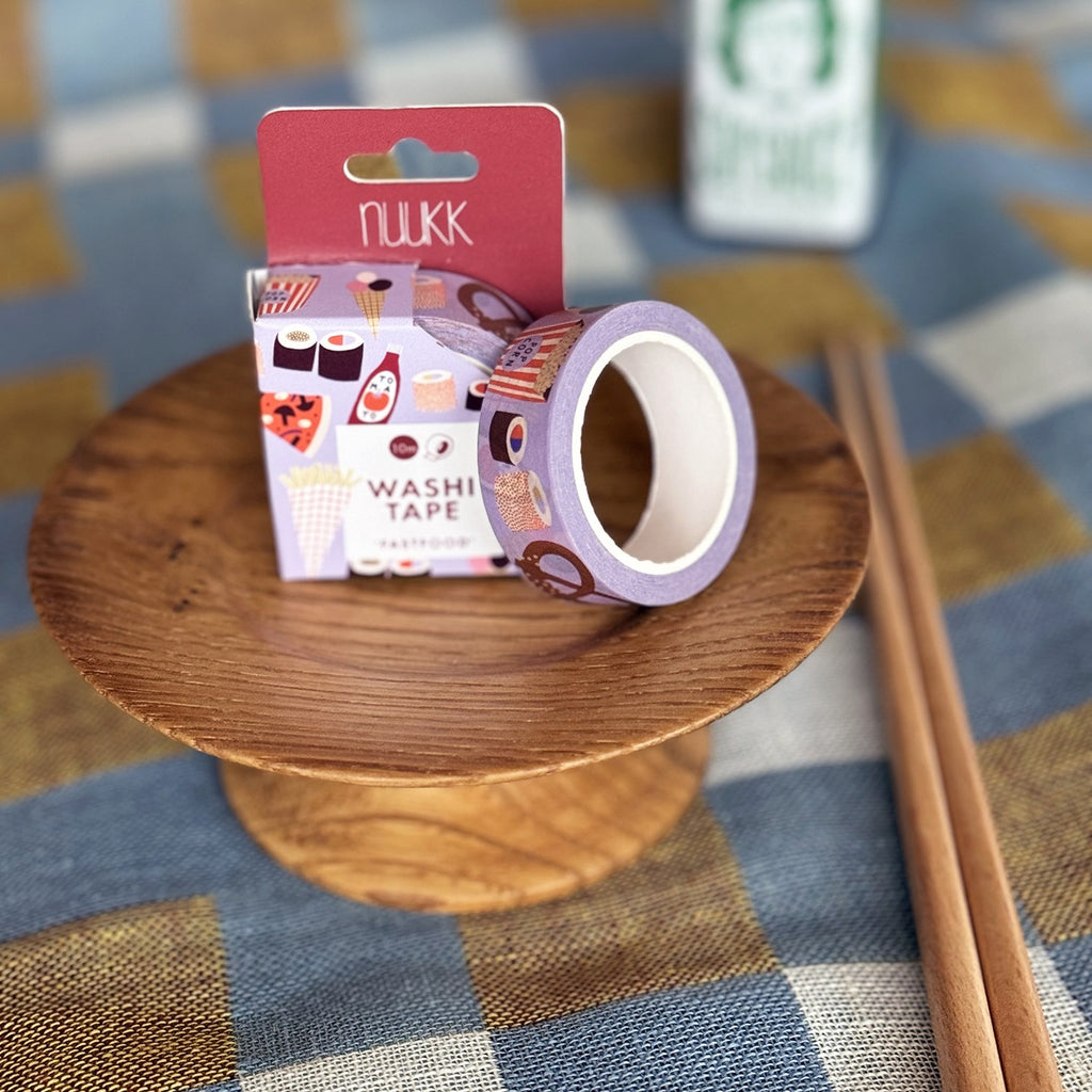 Washi Tape Fastfood auf einem Holzständer neben Essstäbchen