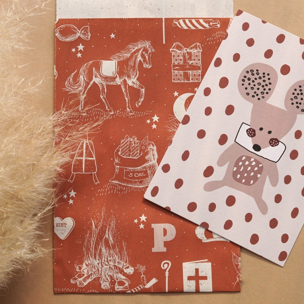 Weihnachtskarte Zuckermaus zwischen rostrotem Papier mit Pferdemotiven